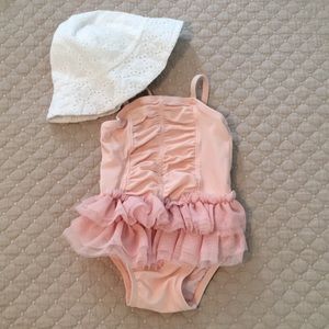 Old Navy 3-6 months adorable one-piece!! Like new!